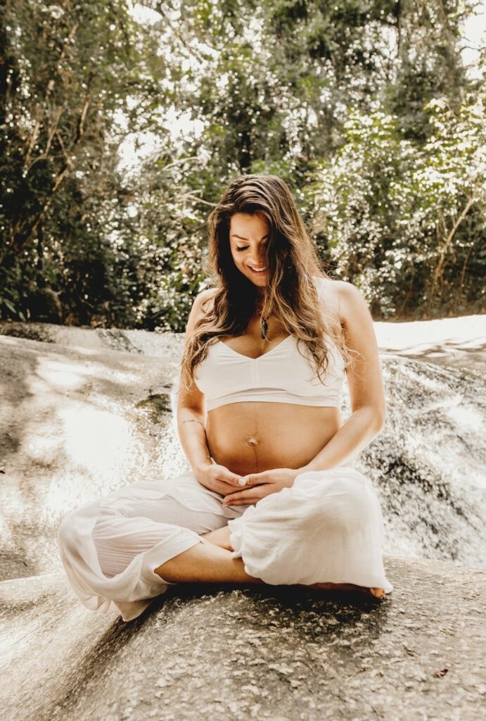 Gravid der er glad og rolig. Sidder i naturen og nyder roen